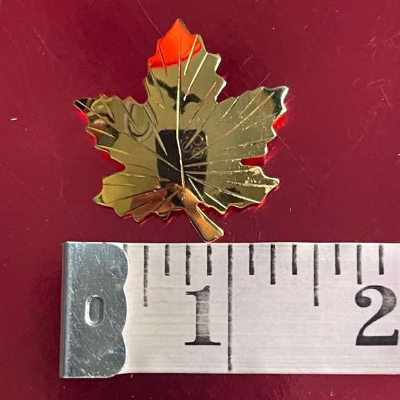 Bond-Boyd Gold Filled Maple Leaf Brooch - Picture 5 of 6